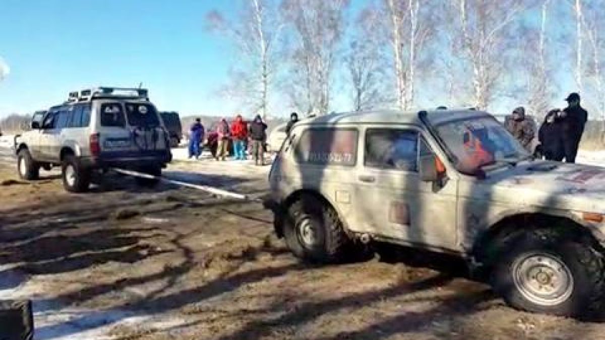 Битката на титаните! Land Cruiser срещу Niva (ВИДЕО)