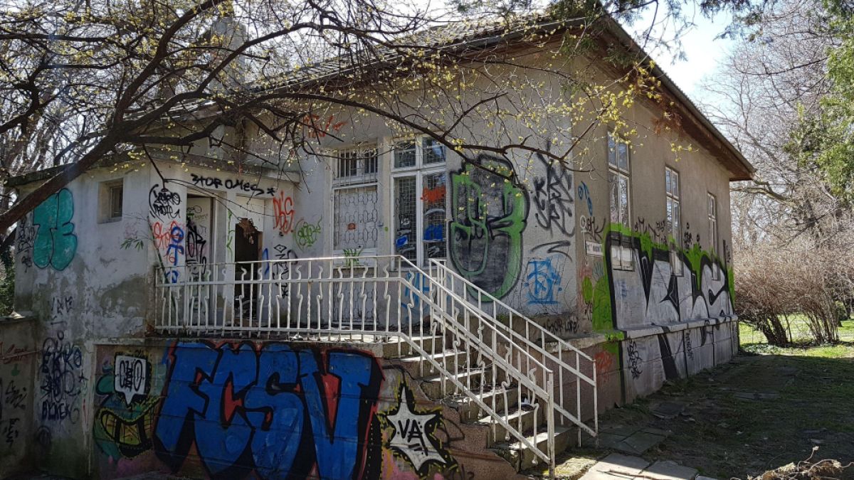 Дойде му времето да ремонтират и къщата на създателя на Морската градина във Варна (СНИМКИ)