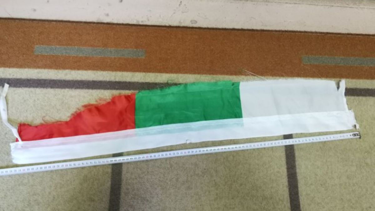 Хасан от Царевци поруга националното знаме и му се размина! Назрява етнически бунт 