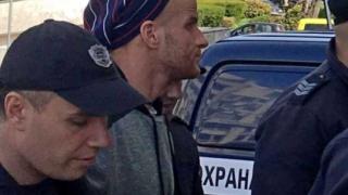 Рижата култов в съда към журналистите: Сладури, да се усмихвам ли?!
