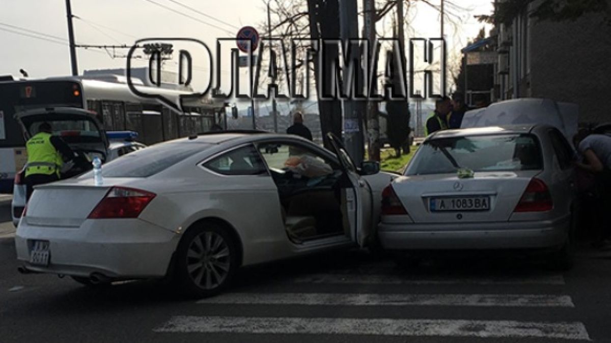 Зверска катастрофа в Бургас! Ауди и Мерцедес се забиха в блок, ранено е дете (СНИМКА)