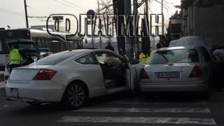 Зверска катастрофа в Бургас! Ауди и Мерцедес се забиха в блок, ранено е дете (СНИМКА)