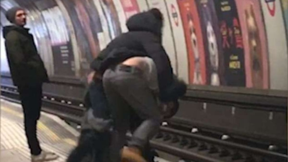 Грозно зрелище: Пияни като кирки поляци се хвърлиха пред метровлак в Лондон (ВИДЕО)
