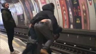 Грозно зрелище: Пияни като кирки поляци се хвърлиха пред метровлак в Лондон (ВИДЕО)