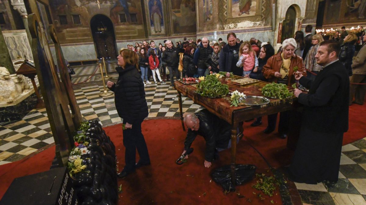 Хиляди миряни чакаха на опашки в „Александър Невски” на Разпети Петък (СНИМКИ)
