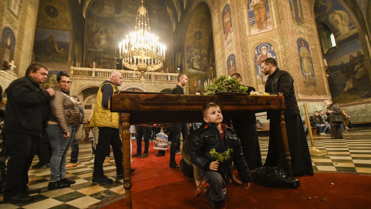 Синоптици от БАН обявиха какво ще е времето в нощта на Възкресение Христово, когато обикаляме църквата