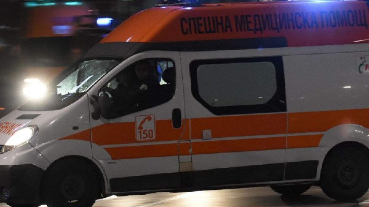 Сигнал до БЛИЦ! Кола помете жена на оживено столично кръстовище - още лежи на пътя  