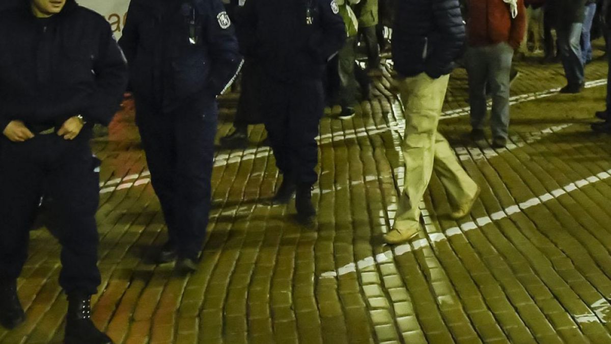 Полицаи и пожарникари дебнат около храмовете по Великден 