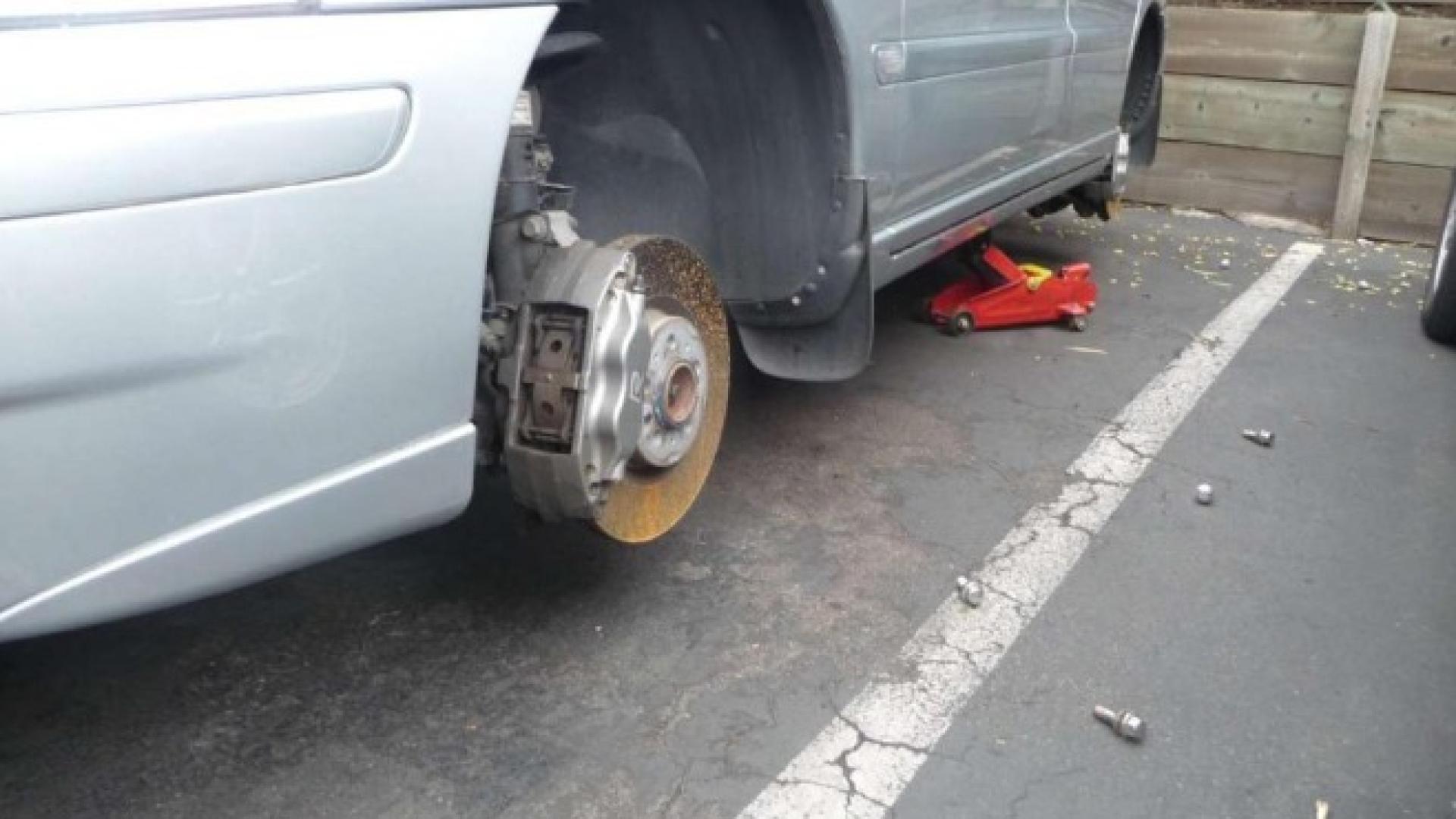 Това е да си виртуоз! Мъж от Северозапада сви 4 гуми с джантите от автомивка посред нощ