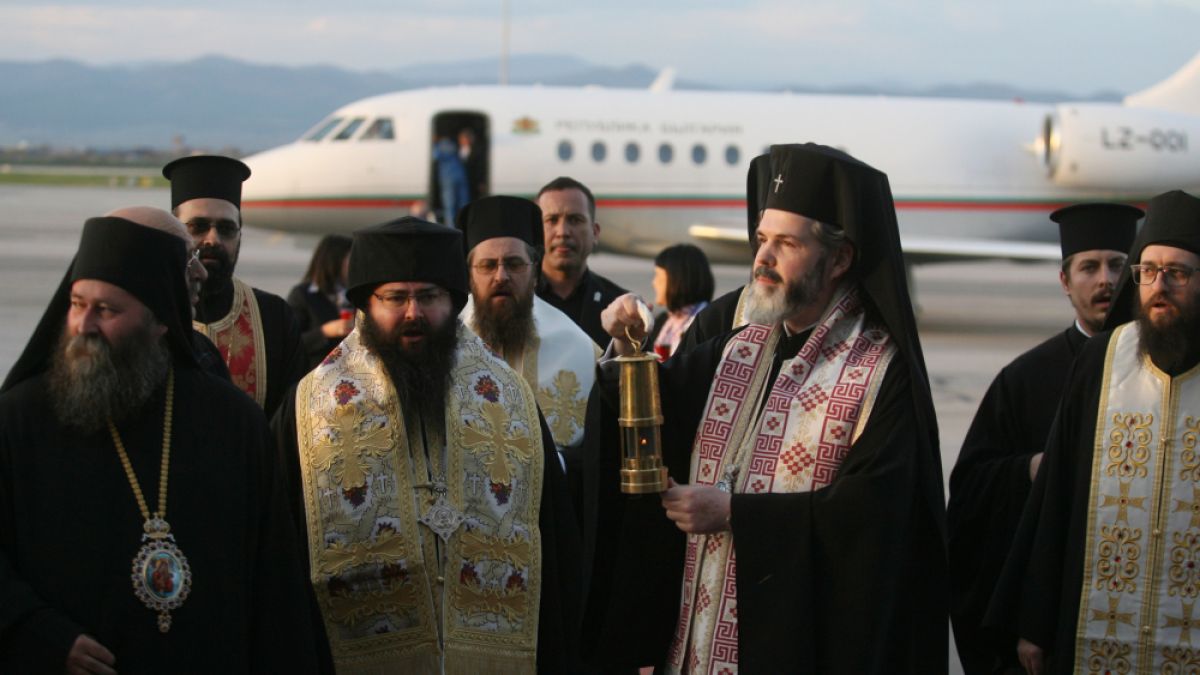 Благодатният огън вече е в България (СНИМКИ)