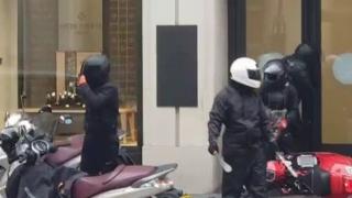Мъже с мачете извършиха обир като във филм на Оксфорд Стрийт