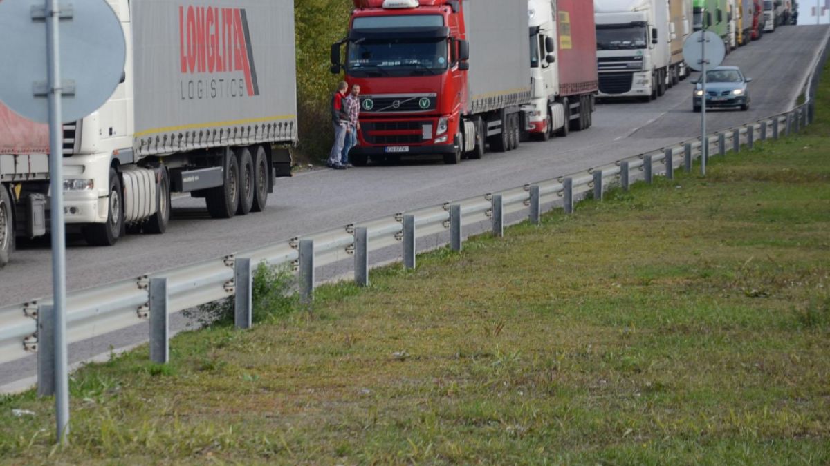 Заради голямото прибиране спират камионите този следобед – вижте къде 