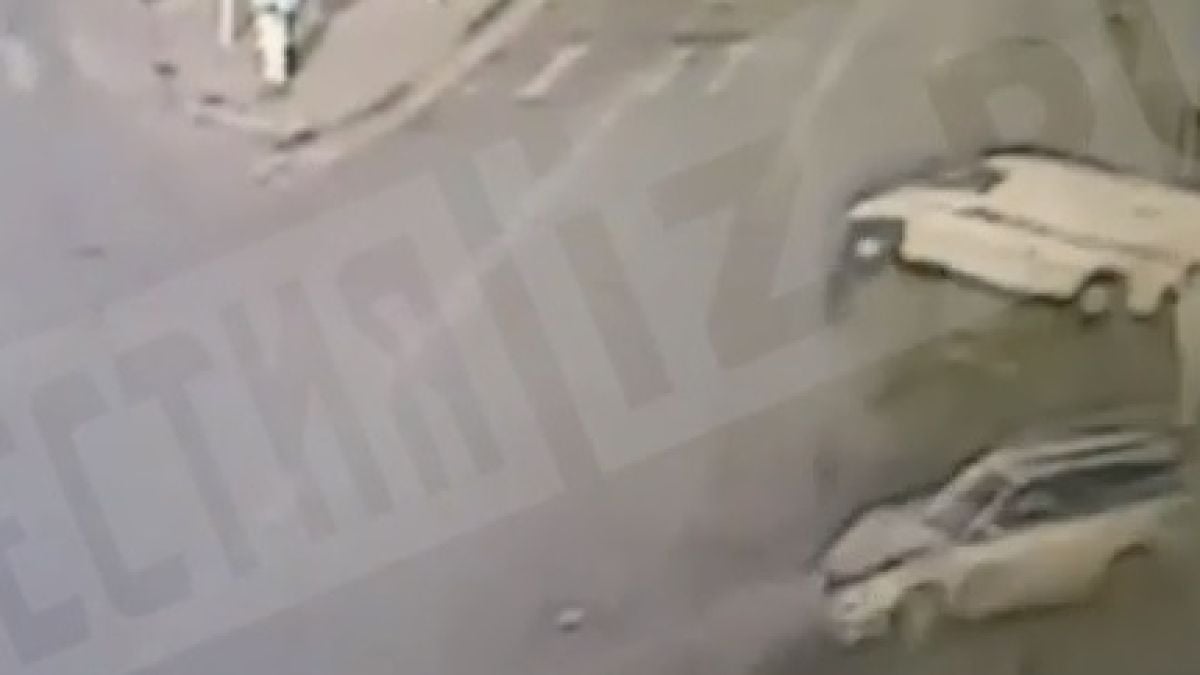 Ужасяващо ВИДЕО! Линейка се преобръща няколко пъти след страшна катастрофа 