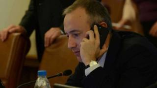 Проверяват шефка в МОН, опитала да уреди сина си