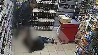 Брутално нападение!  Изверг стреля по майка и сина й, но след това стана още по-страшно (ВИДЕО 18+)