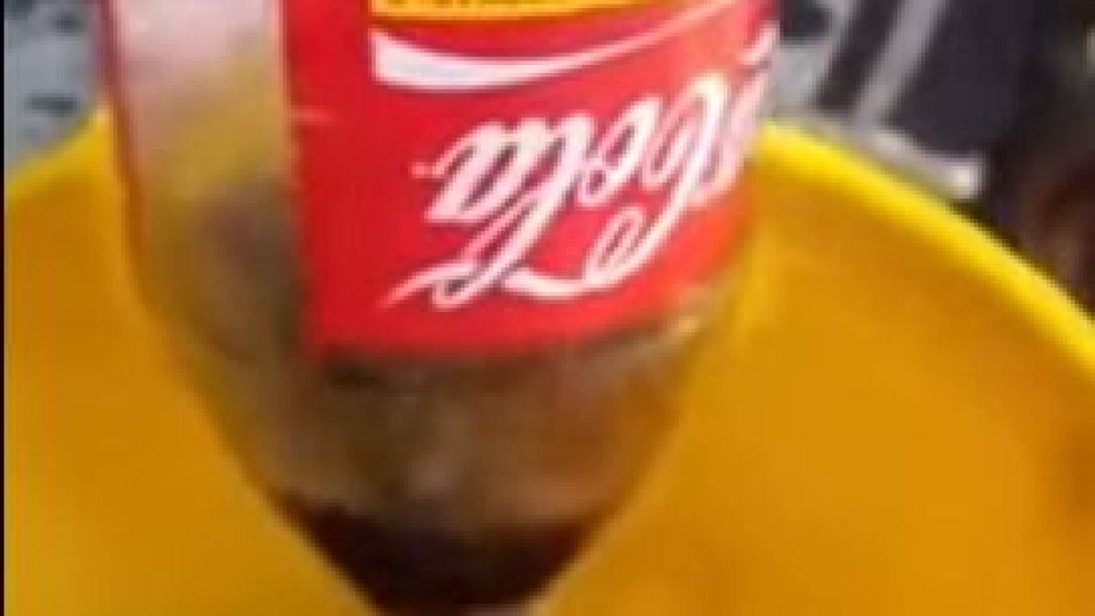 Аржентинец откри нещо много гнусно в шишето си с Coca-Cola (ВИДЕО)
