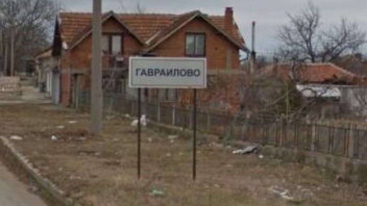 Гавраилово се прости със зверски закланата навръх Разпети петък магазинерка Петя, според мълвата в селото килърът... 