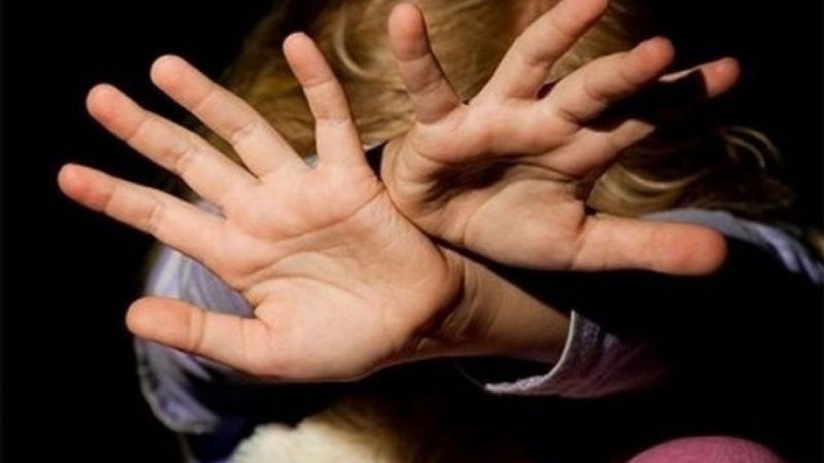 Пастрок блудства с 9-годишната си дъщеря 