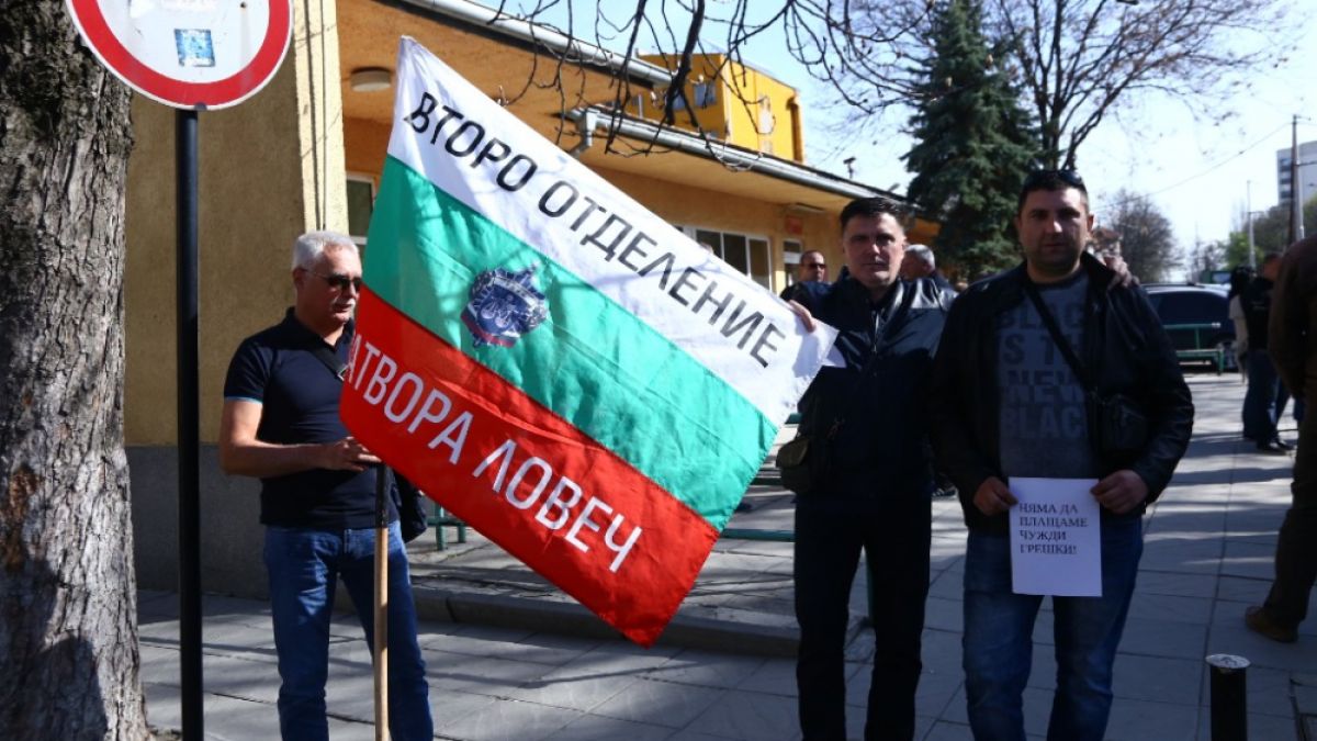 Фоторепортаж в БЛИЦ: Заради протеста Цачева седна на масата за преговори с надзирателите (ВИДЕО)