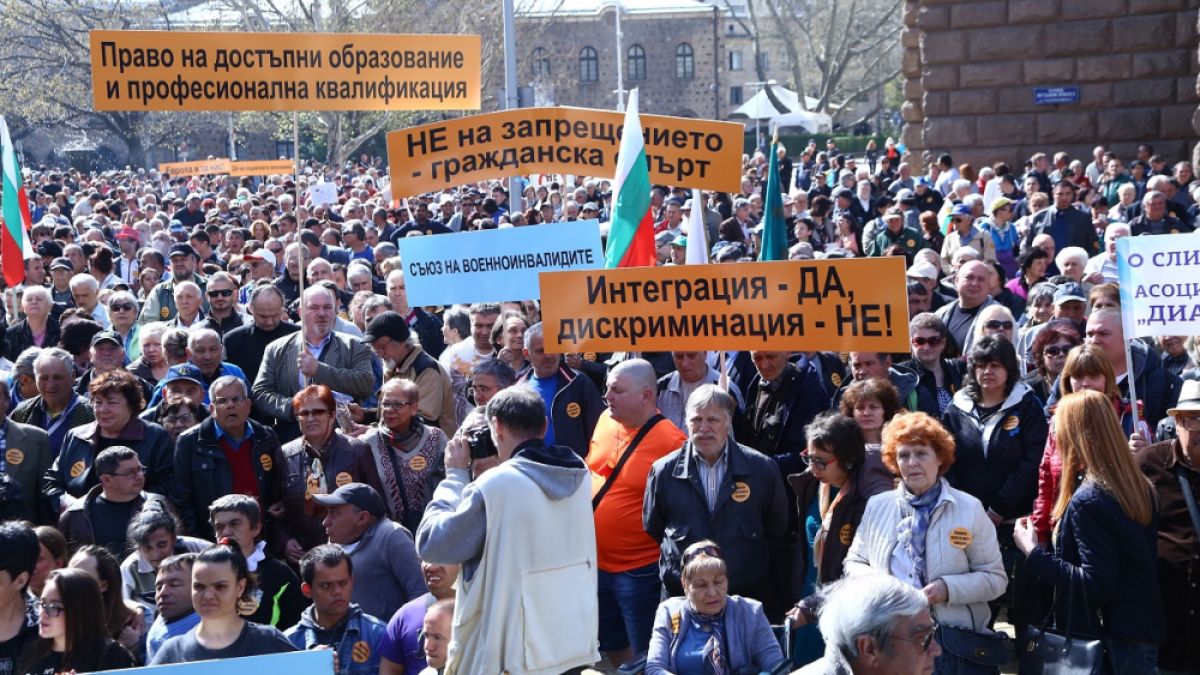 БЛИЦ TV: Хиляди хора с увреждания на протест срещу реформите в ТЕЛК (СНИМКИ)