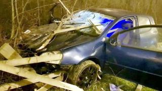 Ограда направи Golf на решето (СНИМКИ)