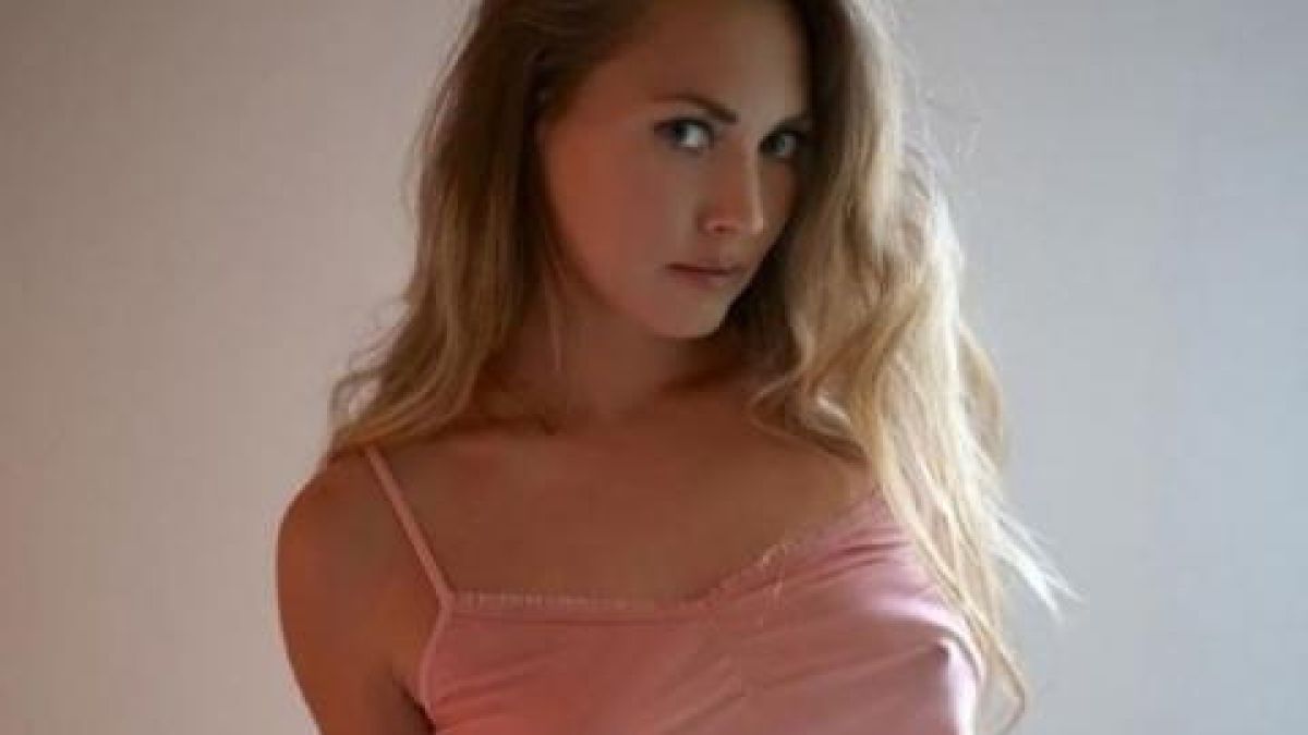 Тя е Кралицата на селфитата и е прелестна от всеки ъгъл (СНИМКИ 18+)