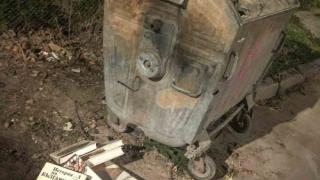 Срам! Изхвърлиха "История на България" на боклука