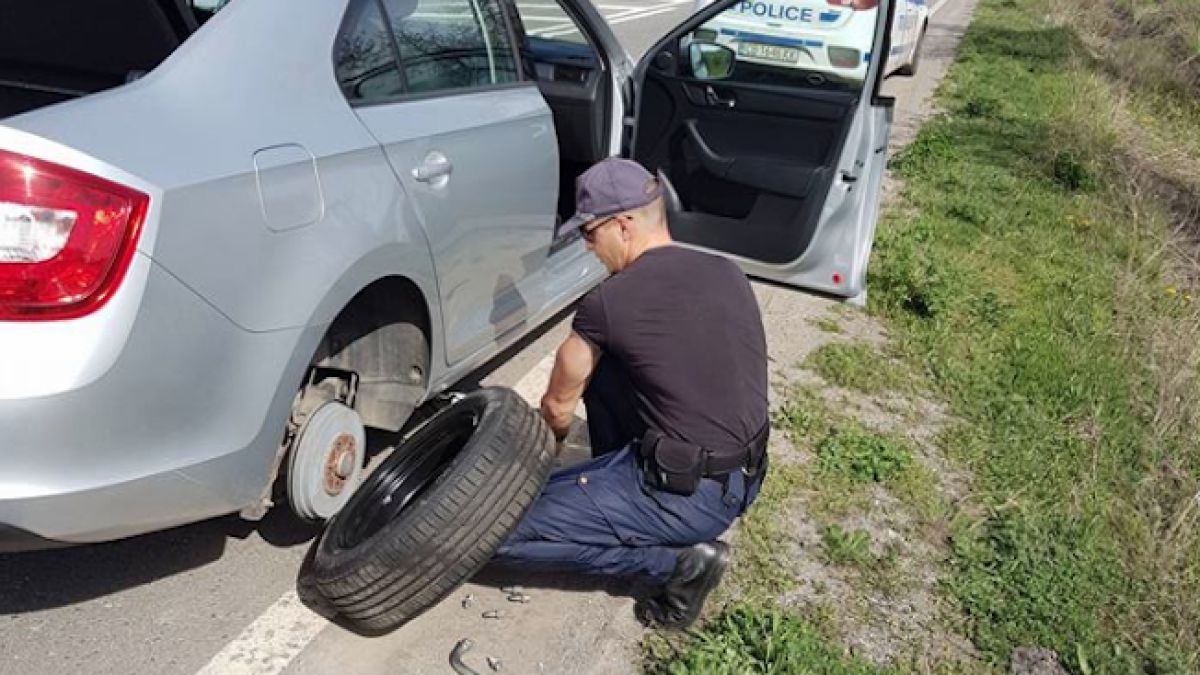 Мрежата завря заради полицая Ивайло, сменил гумата на кола на две момичета (СНИМКИ)