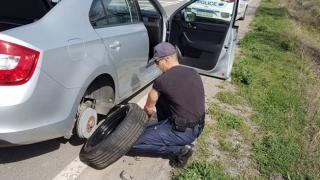 Мрежата завря заради полицая Ивайло, сменил гумата на кола на две момичета (СНИМКИ)