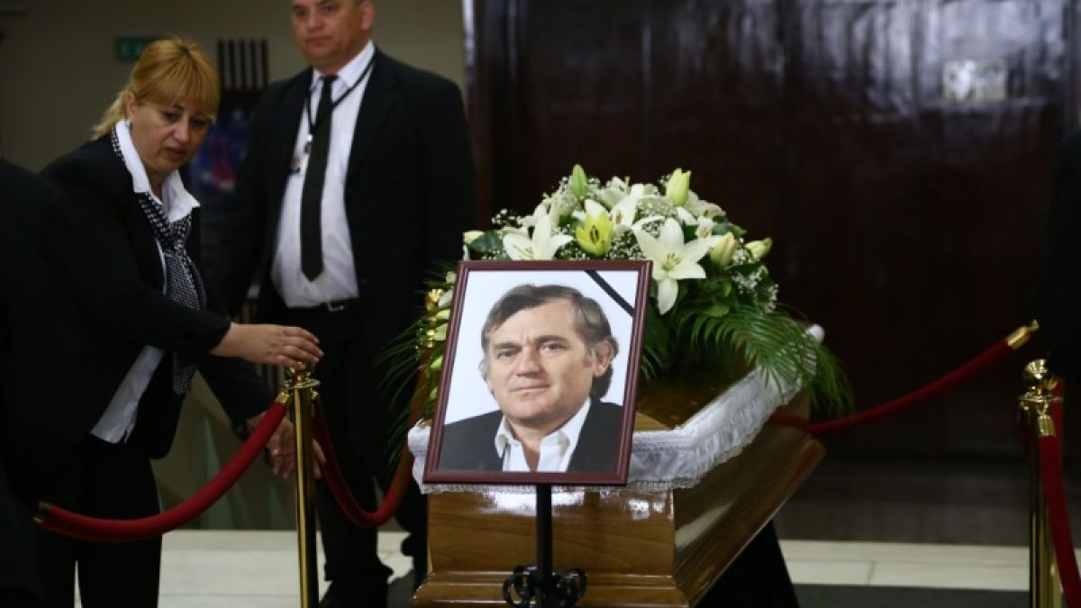 България скърби за Тончо Русев! Веселин Маринов пръв дойде да си вземе последно сбогом с патриарха на българската музика (СНИМКИ)