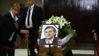 България скърби за Тончо Русев! Веселин Маринов пръв дойде да си вземе последно сбогом с патриарха на българската музика (СНИМКИ)