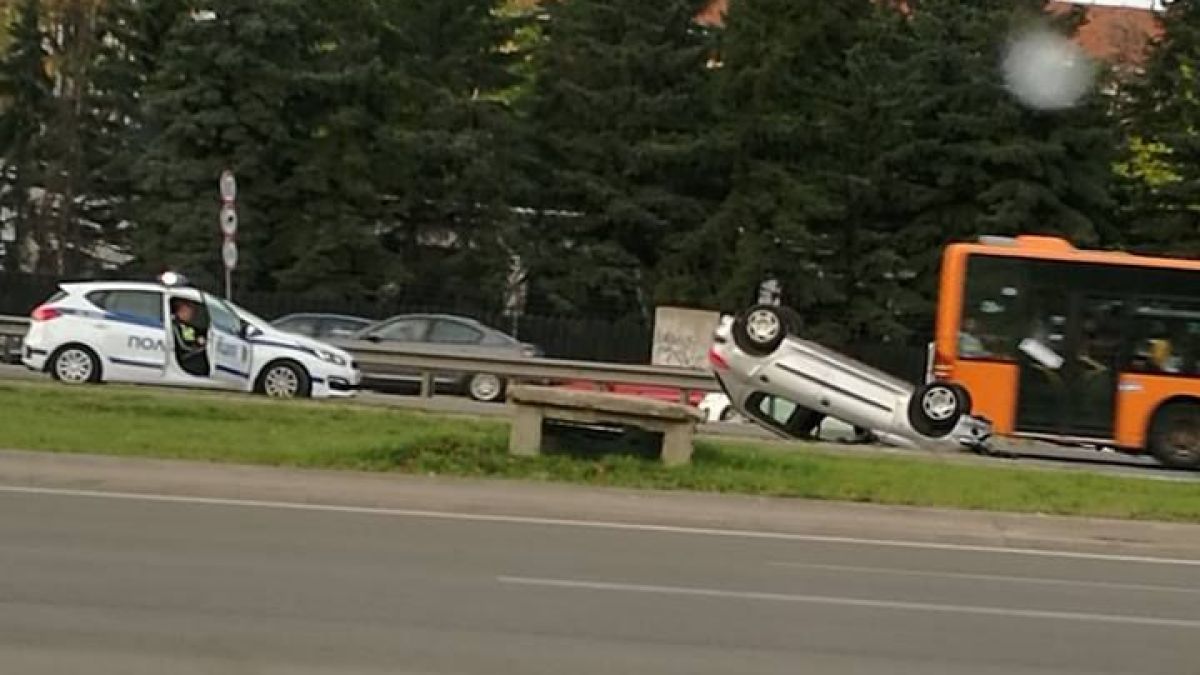 Сигнал в БЛИЦ! Ад на столичното Цариградско, кола се обърна по таван (СНИМКИ)