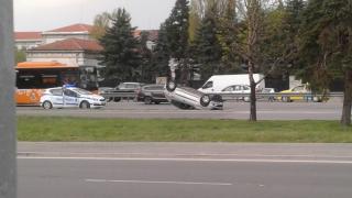 Ето какво се случва с шофьора на пежото, което се обърна по таван на столичното Цариградско 