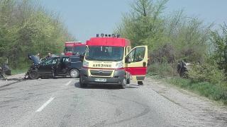 Първи СНИМКИ от зверското меле между три коли и трактор, окървавило пътя край Петко Каравелово