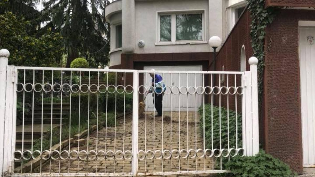 Баровец от "Бояна" застла двора си с жълти павета от центъра на София 