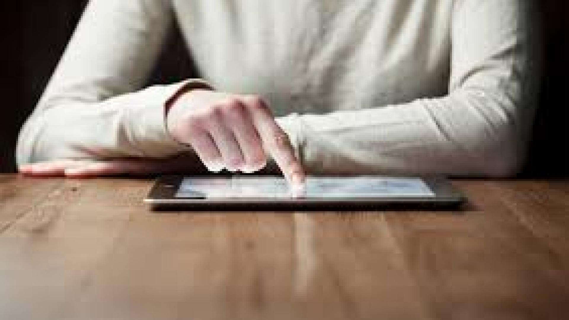 Руски депутат потанцува върху iPad в отговор на санкциите срещу страната (ВИДЕО)