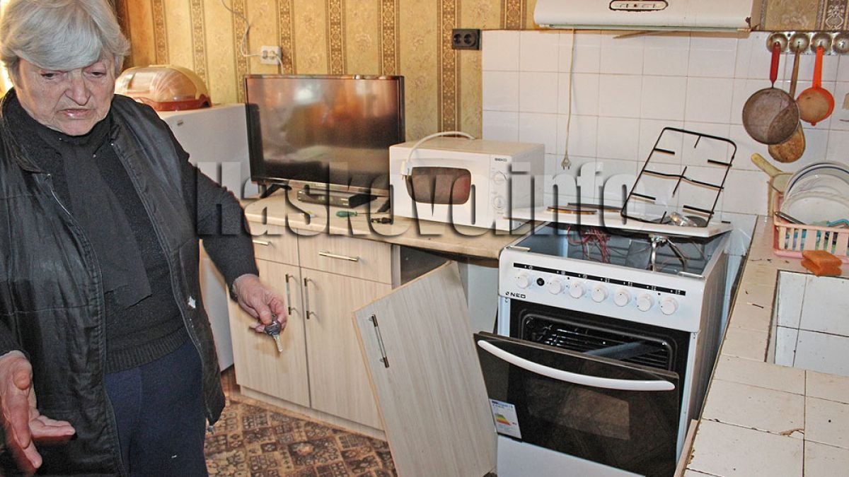 Ето какво остана от дома на димитровградския дядо, който се озова в болница заради новата си печка (СНИМКИ)