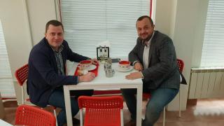 Класика в жанра: Депутати похапват шкембе чорба в пернишко заведение (СНИМКА)