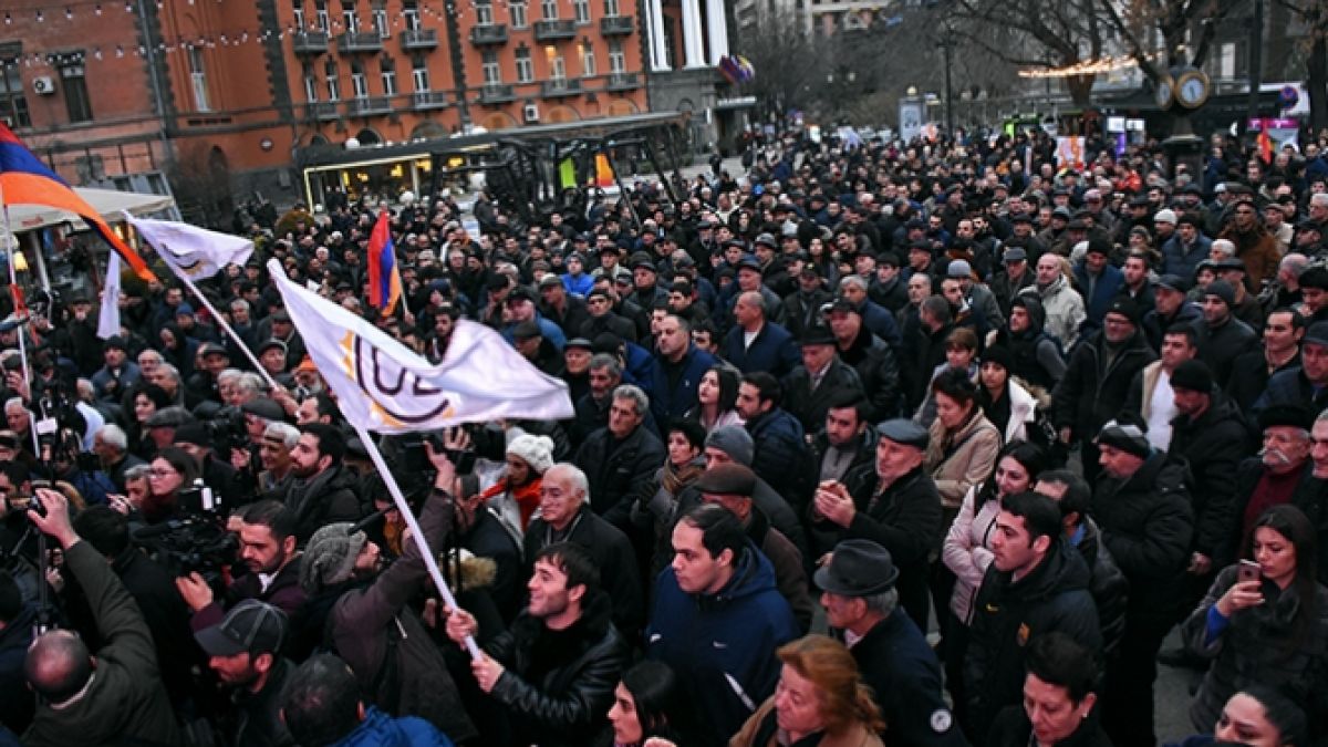 Протестиращи в Ереван блокираха централните улици (ВИДЕО)