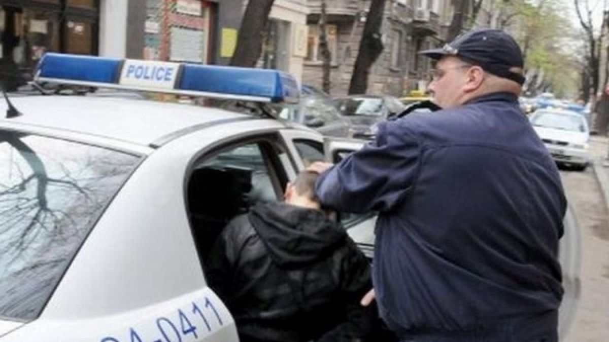 Зрелищен екшън в Бургас! Ченгета спират краден „Фиат”, а зад волана...
