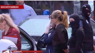 Инцидент с тролей при зрелищния арест на спипаната с тлъст подкуп кметица на "Младост" (СНИМКИ)