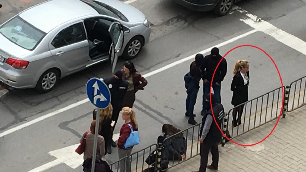 Качулките над час тарашат колата на скандалната кметица Десислава Иванчева 