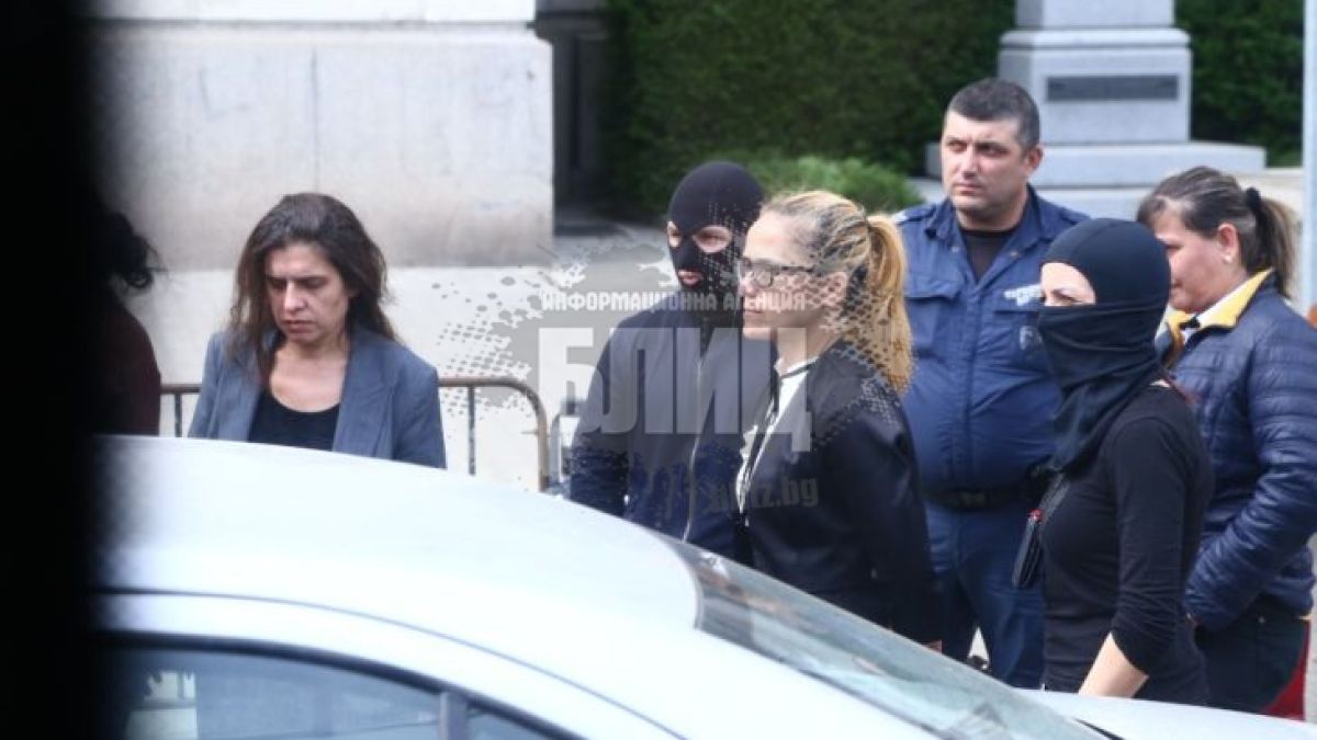 Първи думи на хванатата с подкуп кметица Десислава Иванчева след извеждането й от Спортната палата! (ВИДЕО)  