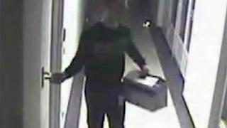Пазач открадна 25 компютъра от поверения му за охрана склад (ВИДЕО)