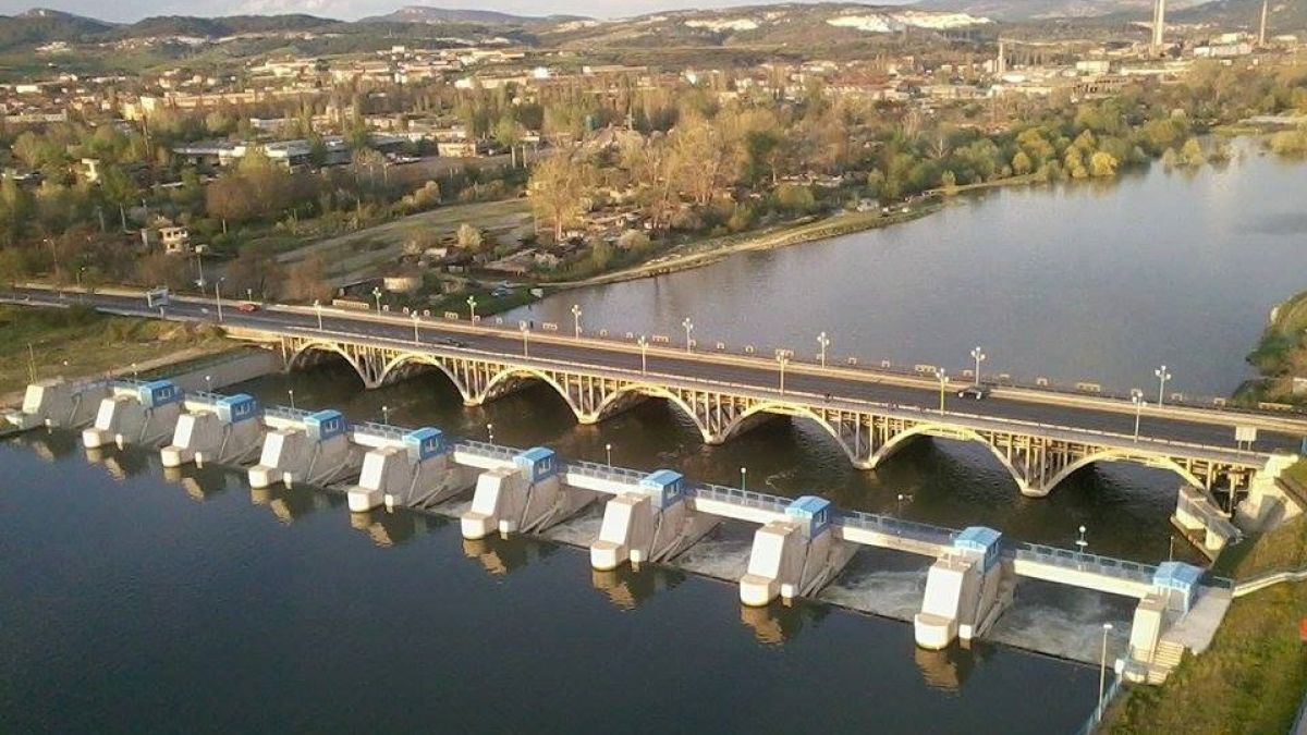 Всички се чудят и маят каква е тази гнус, която хваща „коричка” по Водното огледало в Кърджали (СНИМКА)