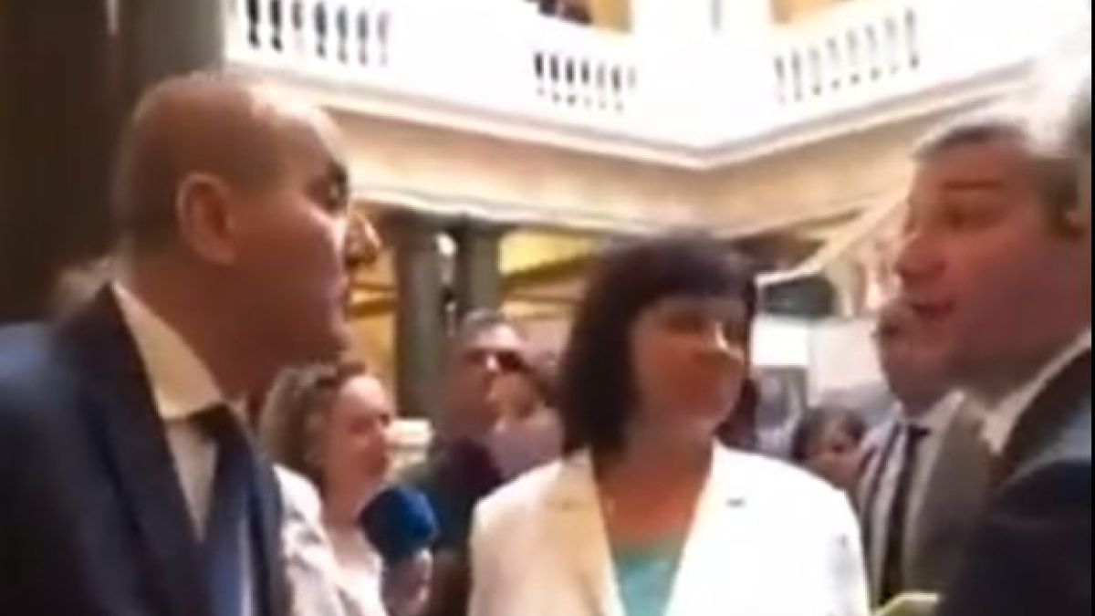 БЛИЦ TV: Мощен скандал между ГЕРБ и БСП на входа на парламента!
