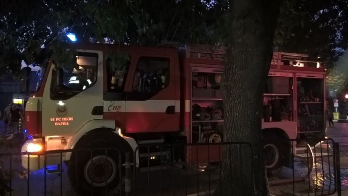 Пожар горя в жилищен блок в Димитровград (ВИДЕО)