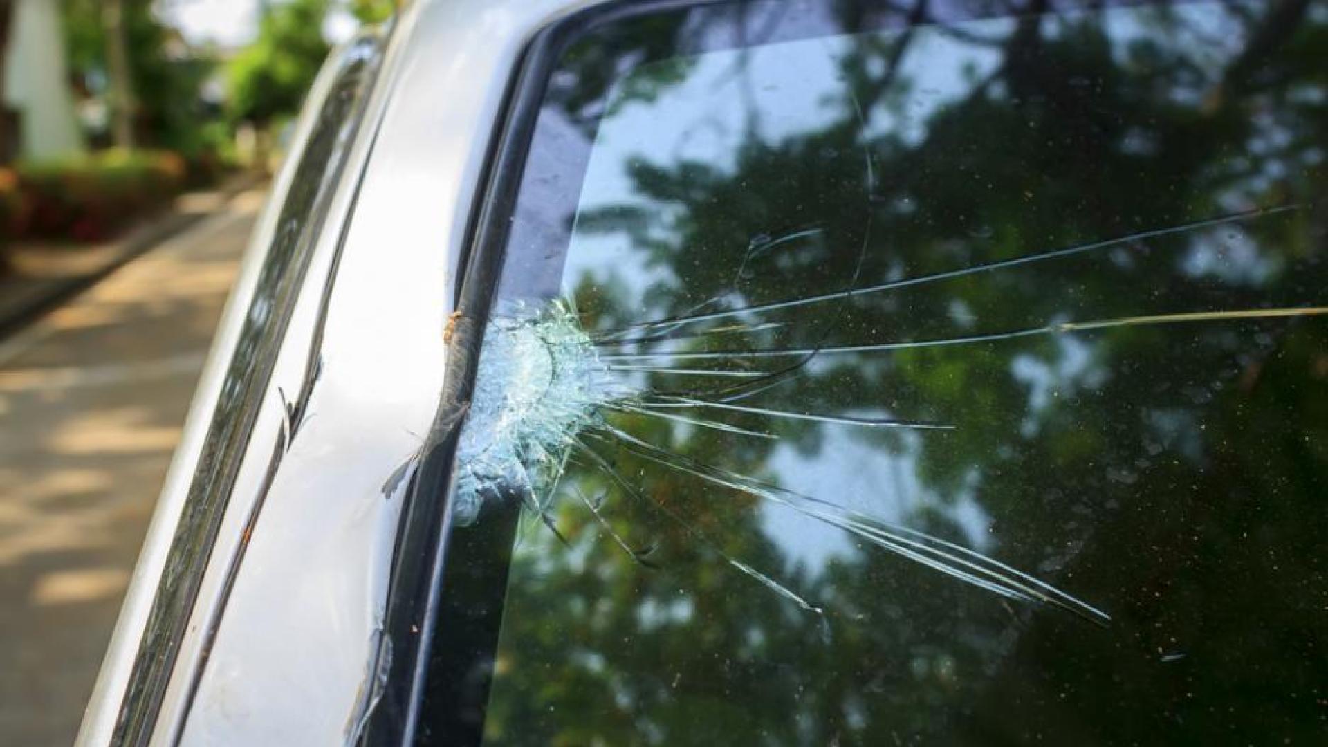 Ето как да спрете разрастването на пукнатините по стъклото на колата си