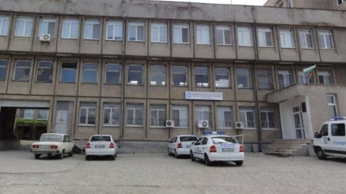 Мъж потроши районното в Кърджали заради пияната си приятелка 