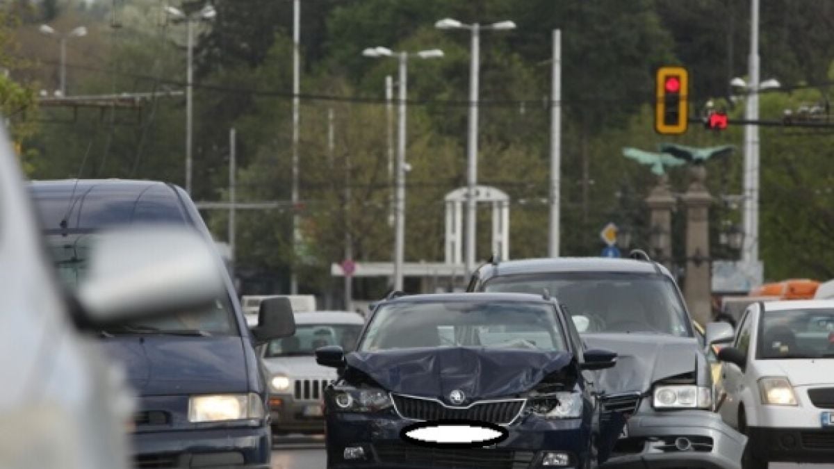Зверско верижно меле на пъпа на София (СНИМКИ)